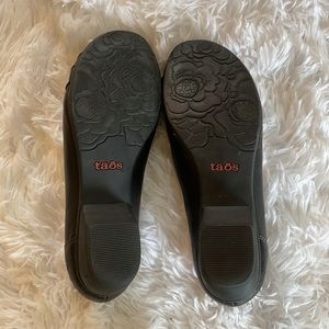 Taos Black Leather Pump with Rubber Sole Size 8